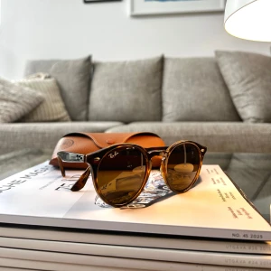 Ray-Ban - RB2180 tortoise - Säljer mina snygga Ray-Ban RB2180 som var inköpta i butik för 1300kr. En elegant och populär modell med rund form, bruntonade glas (UV-skydd) och sköldpaddsfärgad båge. Tidlösa och passar nästan alla outfits. Självklart äkta, orginal läderfodral från Ray-Ban + putsduk (Ray-Ban) följer med i priset. Har du fler frågor eller vill ha fler bilder så hör av dig! 😁