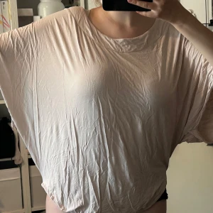 Ljus beige vidärmad tröja  - Dubbeltlager med bra kvalitet. Används ej längre så jag säljer den
