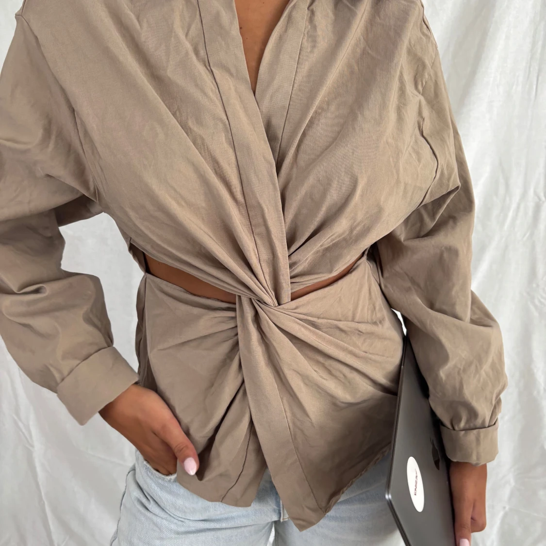 Beige skjorta med knytdetalj - 1