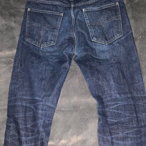 Mörkblå jeans - Snygga mörkblå jeans från Tiger of Sweden. I storlek 32/34