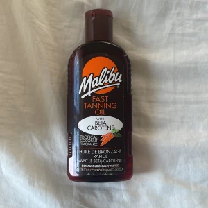 Malibu Fast Tanning Oil med betakaroten - Malibu Fast Tanning Oil med betakaroten och tropisk kokosdoft. Oljan kommer i en mörkröd plastflaska med skruvkork och har en fräsch, somrig känsla. Perfekt för dig som vill boosta solbrännan snabbt och få en gyllene ton.