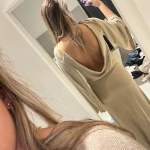 Klänning - Underbar långklänning med superfint skimmer i sig 😍 perfekt till en fin sommarkväll 💞använd 1 gång 