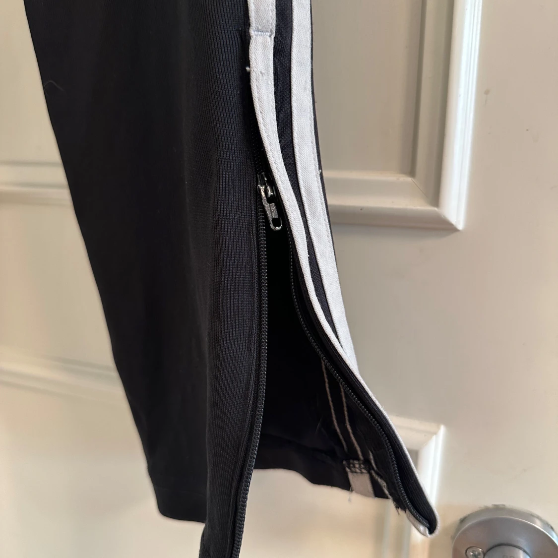 Svarta Adidas träningsbyxor med dragkedja - 3