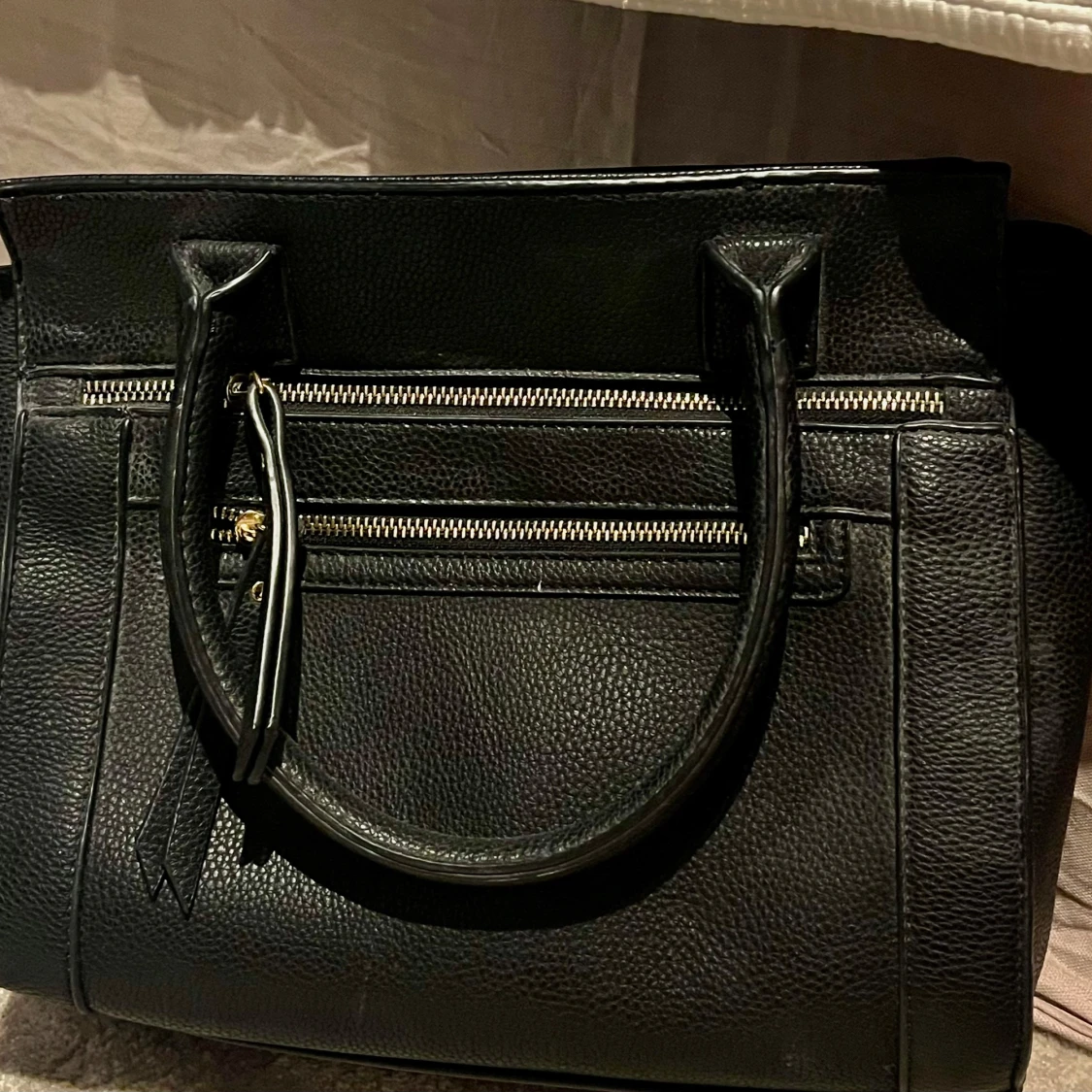 Svart handväska med dragkedjor