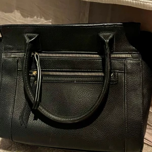 Svart handväska med dragkedjor  - Snygg stilren handväska. Rymlig och får plats med mycket. Perfekt till skolan eller jobbet 