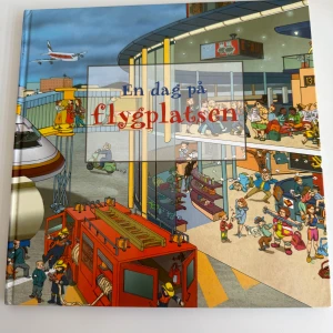 En dag på flygplatsen - Följ med till flygplatsen och upptäck allt som händer under en dag! Färgglada illustrationer visar livet på terminalen, flygplan, passagerare och personal. Perfekt för dig som gillar att utforska detaljer och hitta nya saker varje gång du bläddrar. Ord pris 99kr, pris kan diskuteras.