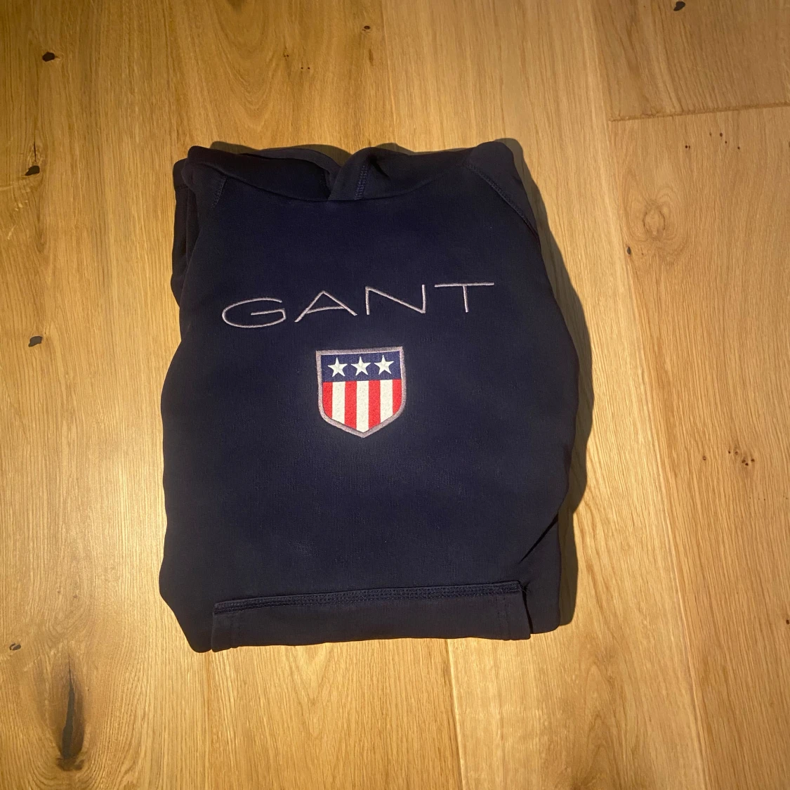 Marinblå hoodie från GANT - 3