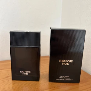 Tom Ford parym - Hejsan! Säljer min Tom Ford Noir Eau De Parfum 100ml som jag spontant köpte på en flygplats påväg hem från en resa för ca en vecka sen. Säljer den då jag redan äger en hel del parfymer och känner att det helt enkelt får räcka nu! Köpt för 1700kr.