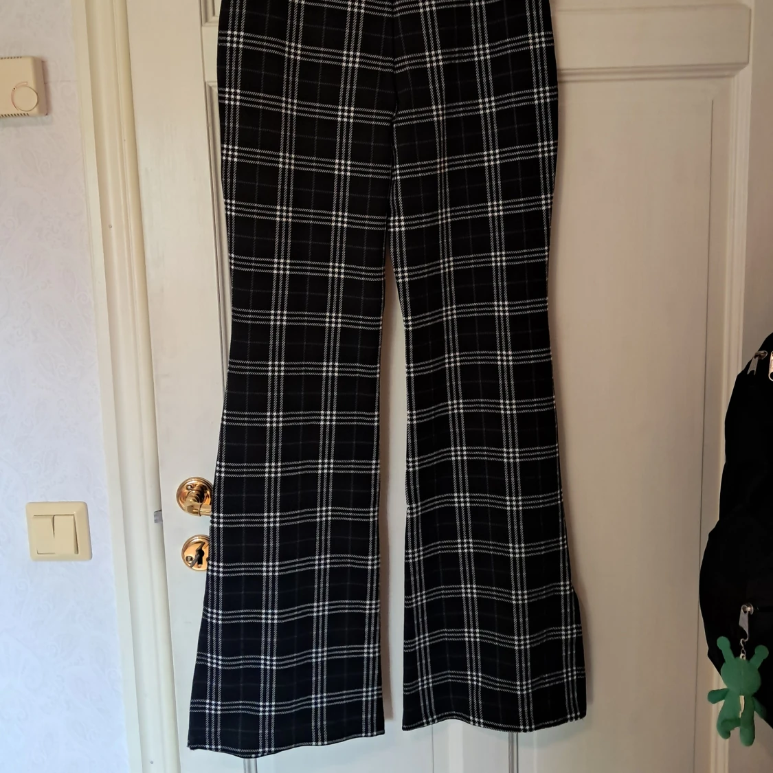 Svarta rutiga bootcut-byxor H&M - 1