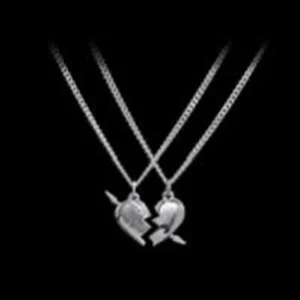  You and me necklace -  Säljer mitt you and me halsband från Maria Nilsdotter! Längden:45! Och lådan finns! Jag har den delen som är neråt!!!!
