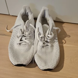 Vita stickade sneakers från A-One - Snygga helvita sneakers från A-One, pris kan diskuteras vid köp