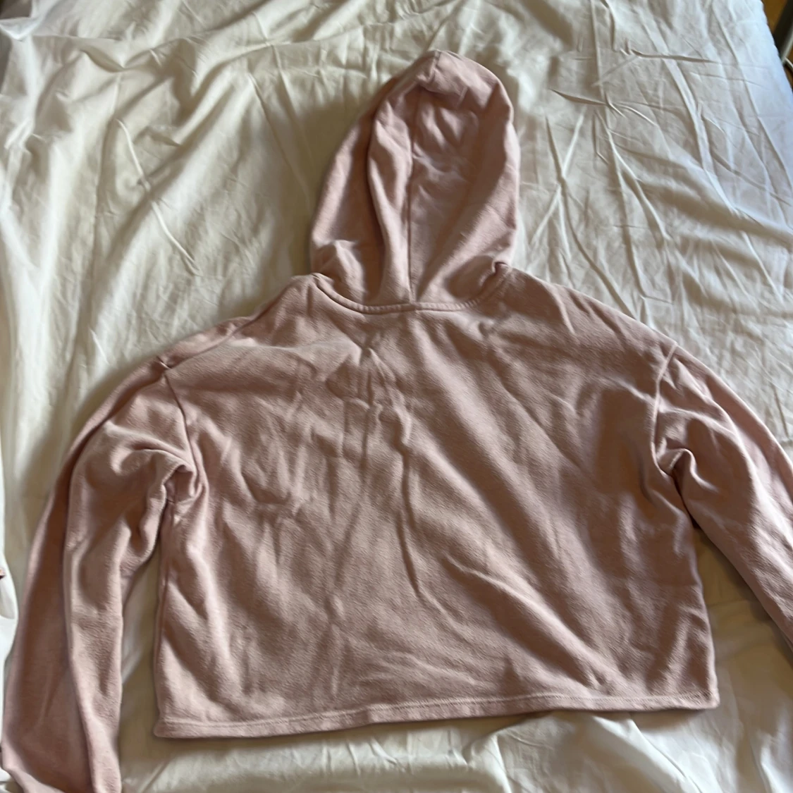 Ljusrosa croppad hoodie med huva - 3