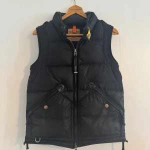 Parajumper Kobuk Masterpiece Vest  - Säljer denna Parajumper Kobuk Masterpiece väst i storlek S, svart. Den är i jättefint skick, sparsamt använd och helt fri från skador, fläckar, eller andra defekter. Använd få gånger, skick 8/10