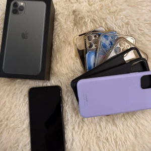 iPhone 11 Pro Max  - Säljer nu min gamla mobil! Flera skal tillkommer och original låda. Mycket fint skick. Dm för mer info 