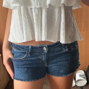 Hollister jeansshorts - Såå snygga lågmidjade hollister jeansshorts 💙 Stl w27, sitter som xs-s
