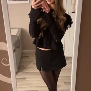 Svart blus - Superfin men kommer inte till användning, har ett litet hål men det är ingenting som syns 💝💝