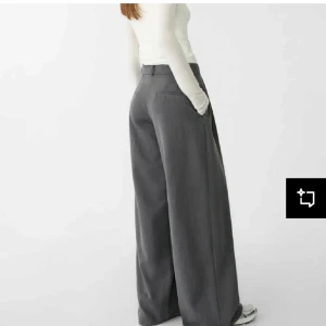 breda gråa kostymbyxor  - skit snygga vida kostymbyxor!! byxorna är mid/highwaist, men midjan är relativt töjbar så man kan ha de lowwaist om man vill👍🏼 så snygg färg o  pressveck! helt nya! bara testade med prislapp kvar (för stora för mig) 