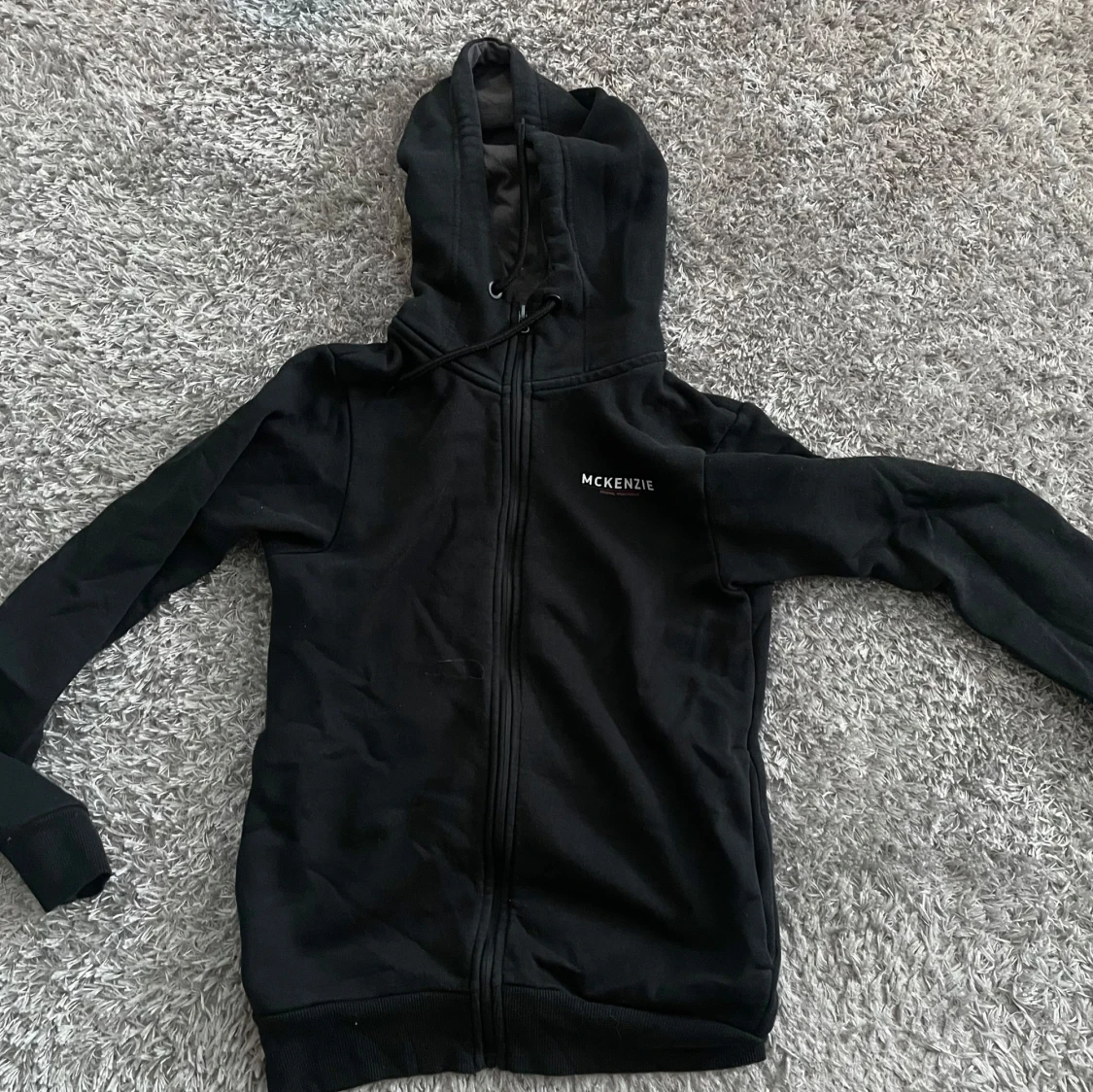 Svart hoodie från McKenzie med dragkedja