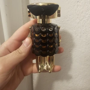 Fame Parfum från Paco Rabanne - 40 av 50ml kvar i den, 30ml kostar 900kr 