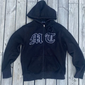 Svart hoodie från Active Boys Tuttolente - En og rare tuttolente hoodie köpt från dem på en av deras första Pop-ups i Stockholm för cirka två år sedan. Tröjan är i xl men tycker själv att den sitter mera som M/L, tröjan har nu katthår på sig men det tar jag såklart bort när jag skickar hoodien, bilderna är lite halvt dåliga pågrund av att jag var tvungen att ta dem i stress men kan gärna skicka med den på och andra bilder med katthåret av. Nypris ligger runt 1200kr.