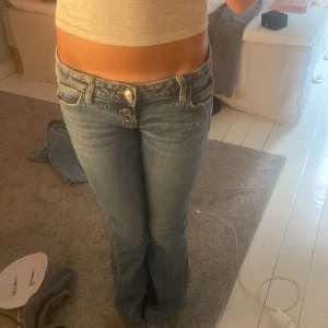 Lågmidjade bootcut jeans ljusblå - Säljer ett par snygga lågmidjade jeans i ljusblå tvätt med bootcut-ben. Passa mig som e 162 cm lång 