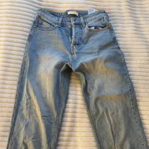 Ljusblå raka jeans  - Säljer ett par ljusblå jeans från H&M i storlek 36. Klassisk femficksmodell med raka ben och normal passform. Jeansen har hög midja och passar någon på cirka 160 cm, bara att dm:a vid frågor eller funderingar!💕