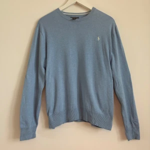 Ljusblå tröja från Ralph Lauren - Ljusblå tröja från Ralph Lauren. Passar small. Pris kan diskuteras, hör av dig vid minsta fråga!