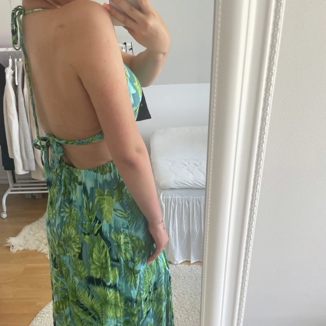 Grönblå långklänning med tropiskt mönster - 1