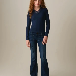 Mörkblå jeans från Ginatricot  - Snygga mörkblå jeans från Ginatricot, jeansen är slutsålda på deras hemsida och är en storlek 170💕 Skriv för fler bilder!