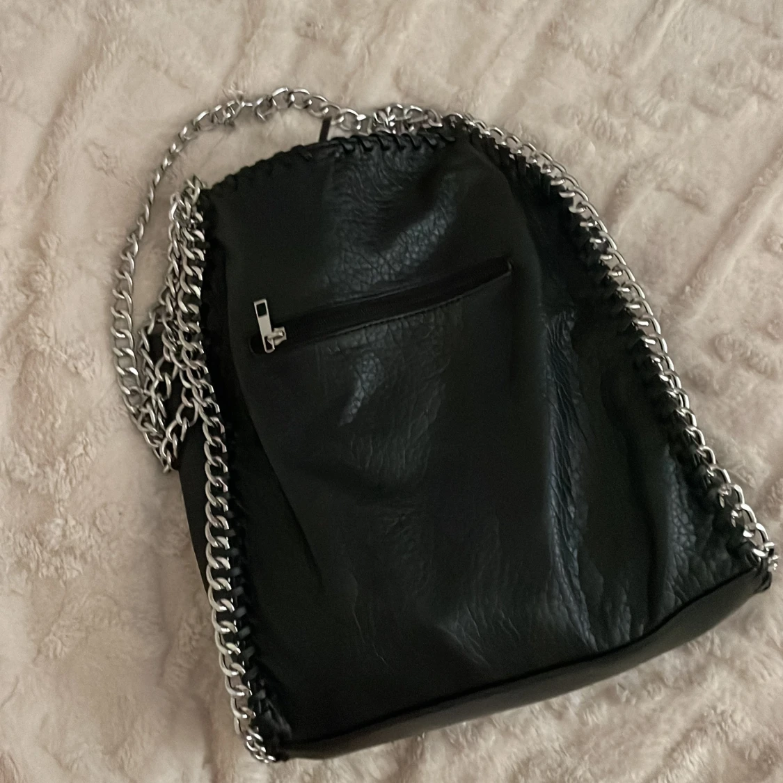 Svart axelväska med kedjedetaljer - 3