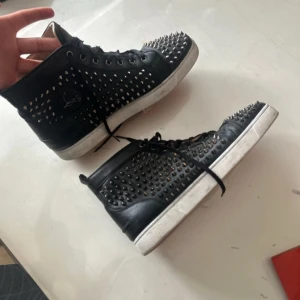 Christian louboutin - skick 8/10, storlek 43. Självklart äkta, endast skorna medföljer. Endast 1399..