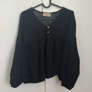 Le Magda blus - Jättefin Le Magda blus köpt från Danmark! Jag har tappat bort prislappen men den är helt ny och endast använd en gång!