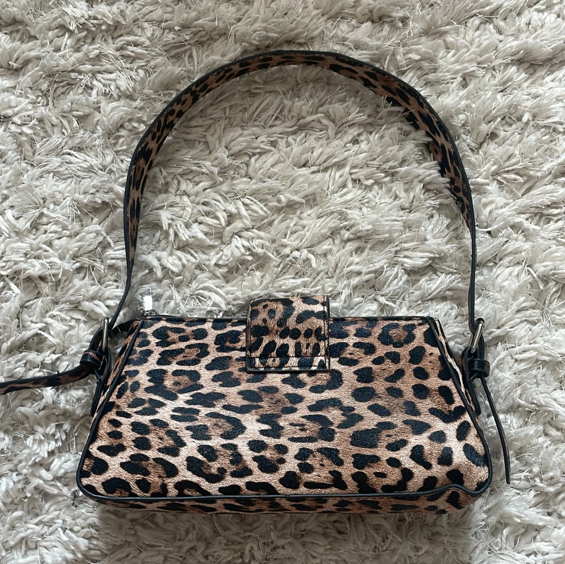 Leopardmönstrad axelväska med spänne - 1