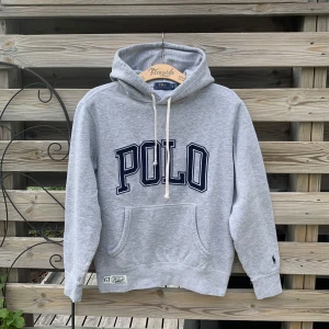 Grå Ralph Lauren Hoodie  - Säljer denna feta Hoodie från Ralph Lauren. Storlek XS, passar mer som en XXS. Fint skick. Hör gärna av er vid funderingar🙌