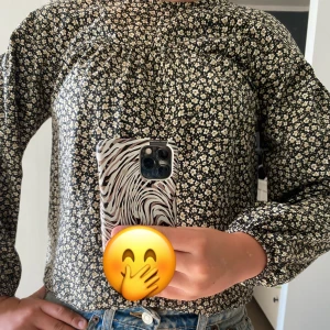 blommig blus - en jättefin blommig blus som tyvärr blivit för liten för mig! 150 i barnstorlek! jag bär ofta blusar i storlek S men den har nu blivit kort i både ärmar och i längden! är man intresserad o vill ha fler bilder är de bara att höra av sig❤️
