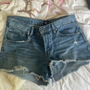 Jeans shorts  - Säljer ett par jeans shorts som är helt nya!! Använda en gång. 