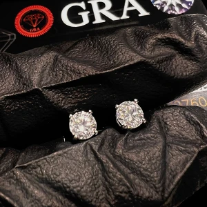 2st Örhängen Äkta Moissanite-Diamant - Mycket exklusiva och lyxiga örhängen tillverkade i äkta 925 silver, örhängena har varsin äkta VVS1 Moissanite-Diamant på 0.5ct, alltså totalt 1ct! Passerar diamant-testare! Stämplade 925. Medföljer smyckesask och certifikat!