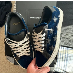 Saint Laurent Skor - Säljer dessa riktigt feta och sällsynta saint laurent skor i fantastiskt skick! 🙌 Nypris ligger på ungefär 9000kr, mitt pris = 2649kr! ⭐️ Skorna har små crease märken men det är inget som märks när de bärs! Box och andra laces medkommer, hör av er vid minsta fråga eller fundering 🙌