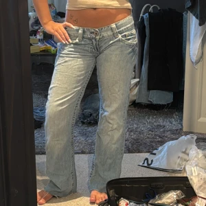 lowwaist jesns - lågmidjade bootcut jeans som sitter perfeeeekt så ledsen att behöva sälja dessa men garderoben måste rensas🔥
