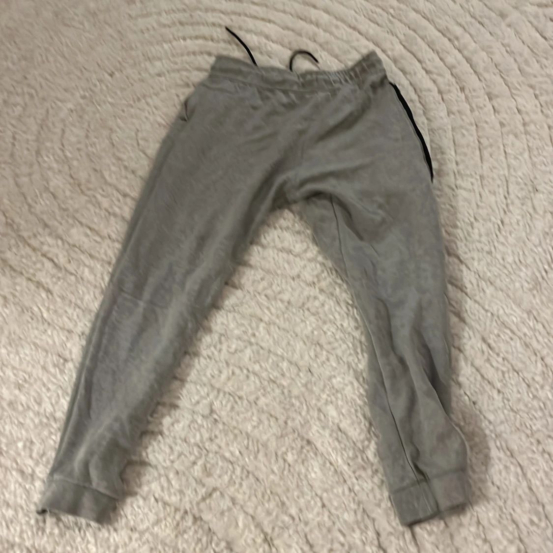 Grå mjukisbyxor från Nike  - 1