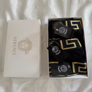 Svarta Versace kalsonger 3-pack - Nya och givetvis oanvända. Storlek XXL, men motsvarar L/XL.
