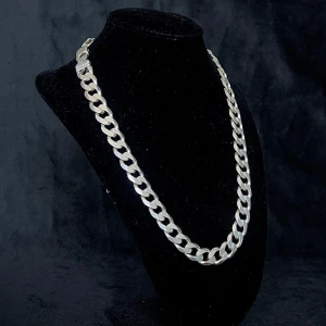 Tung! Pansarlänk Halsband Äkta 925 Silver - Tjock och tung diamantslipad pansarkedja i äkta massivt 925 silver. Längd 51cm och bredd hela 11mm! Väger 86.19g och ger rejäl tyngd runt halsen. Stämplad och klar.
