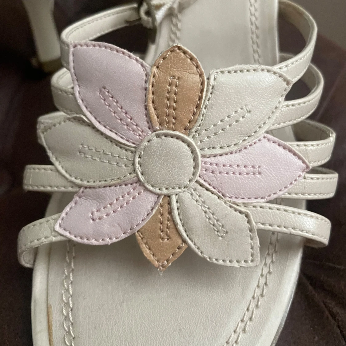 Beige sandaler med klack och blomdetalj - 3