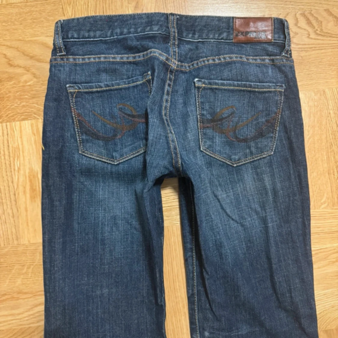 Mörkblå bootcut jeans från Express - 2