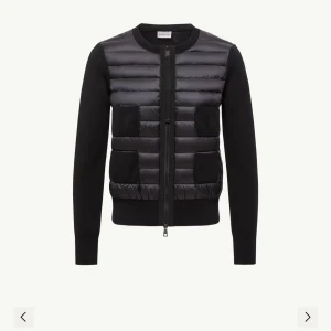 SÖKER MONCLER CARDIGAN - Söker en svart eller mörkblå Moncler padded wool cardigan i storlek S eller M! (Det kan vara i koft modellen också) Skriv till mig om ni har en ni vill sälja och ett bra pris ni hade kunnat sälja för!