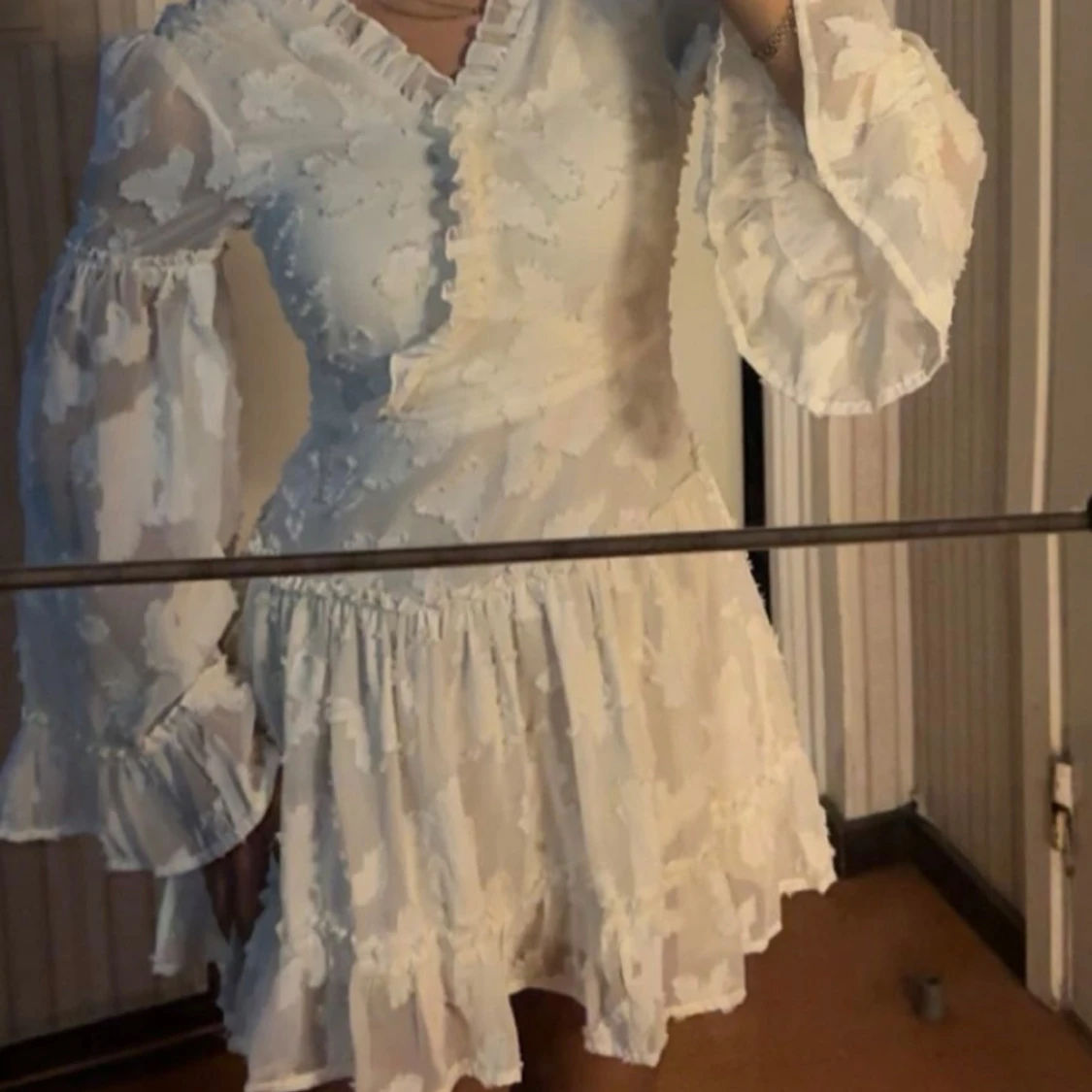 Vit kortklänning med volangärmar - 1