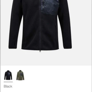 Peak Performance - Har fleecejacka med hel dragkedja och hög krage av märket Peak Performance Jackan har en kontrasterande bröstficka i nylon med dragkedja och två sidofickor. Finns i svart och olivgrön. Har fått båda i födelsedagspresent men har tagit beslutet på att jag inte vill ha dom och istället sälja dom. Kvitto finns! Hör av er gärna.