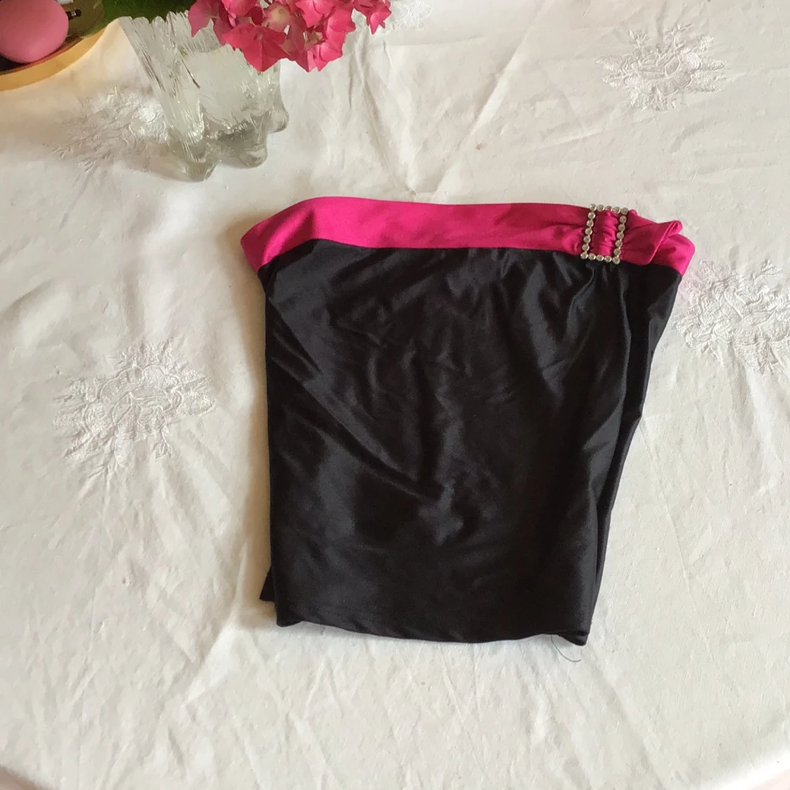 Svart och rosa tubtopp med strassdetalj - 2