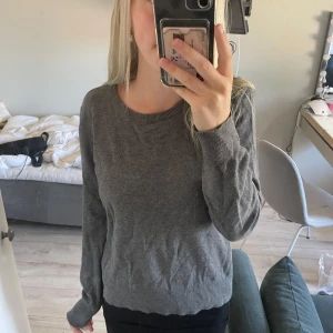 Grå tröja - Från hm i storlek M men passar xs/s fint, tunn. 