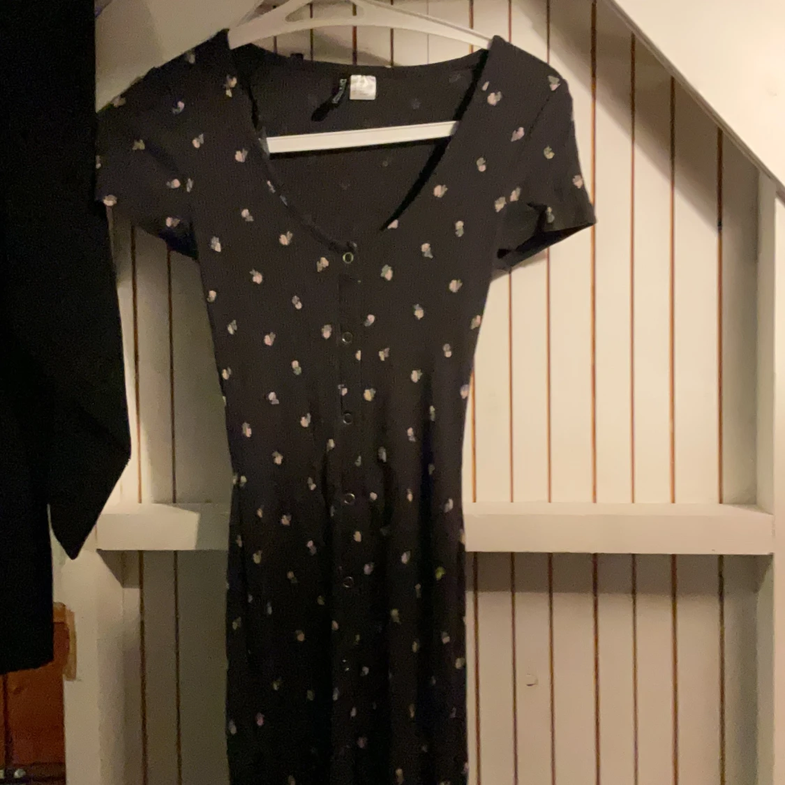 Svart blommig kortklänning H&M Divided